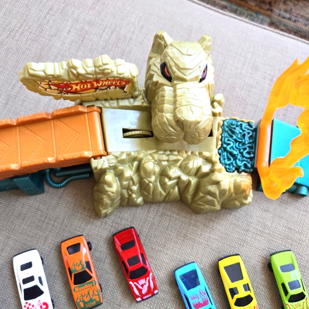 Rare, Vintage, Hot Wheels Dinosaur Track Play Set, 7 Hot Wheels Cars
